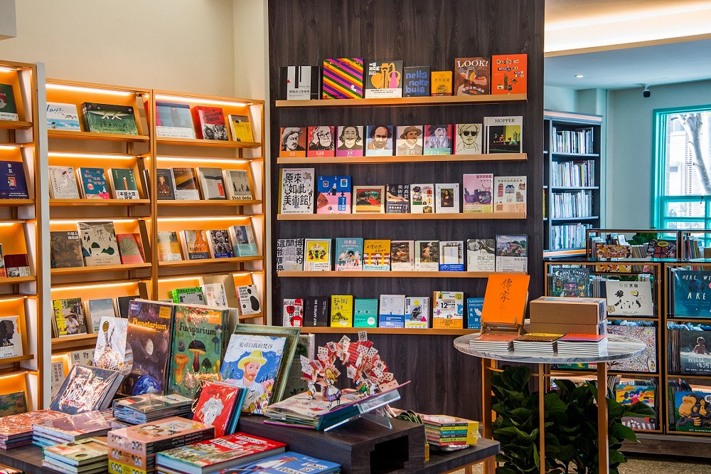 誠品書店嘉義美術館限定店！湖水綠書屋藏千款特色文具、藝術選書