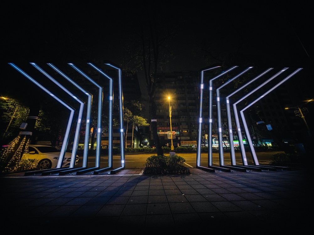 2023台灣燈會「光展區」亮點！兔子洞、光兔、彩虹教堂等16組作品點亮台北東區