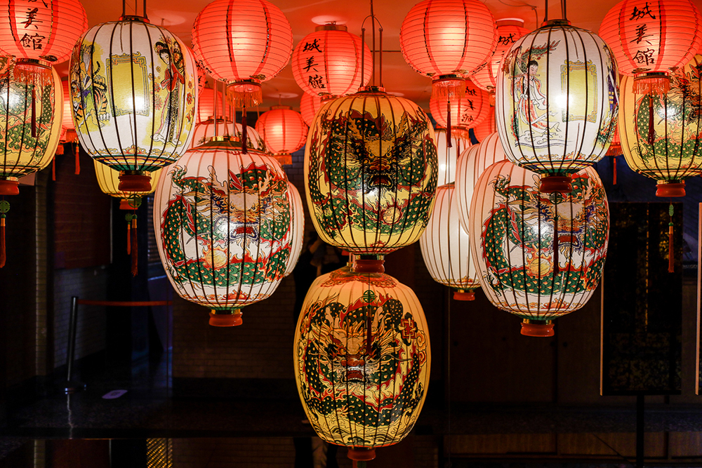 城隍廟裡藏著富士山畫！台灣設計展「城美館」將嘉義宮廟化身美術館大展百餘年工藝