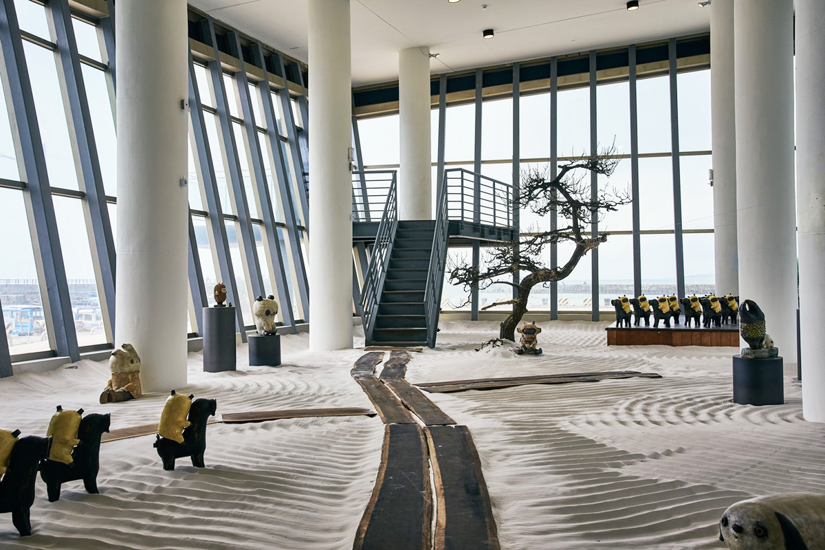 屏東看海美術館《春江獸月夜》！台灣藝術家阿咧打造14公尺怪獸氣球、超萌雕塑