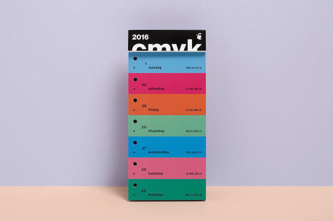 用一本 CMYK 日曆，為每一天附上不同色彩