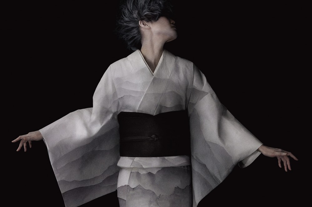 廢棄皮革成絕美和服！日本設計師篠原友惠以鹿皮剩料打造水墨畫皮革和服