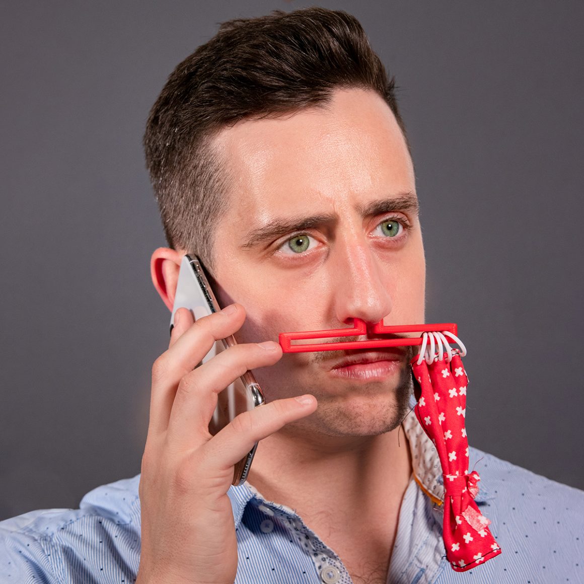 滾筒衛生紙耳環、iPhone 11 Pro 三鏡頭刷、專門踩樂高積木的襪子...Unnecessary Inventions 推出廢到笑的無用設計！