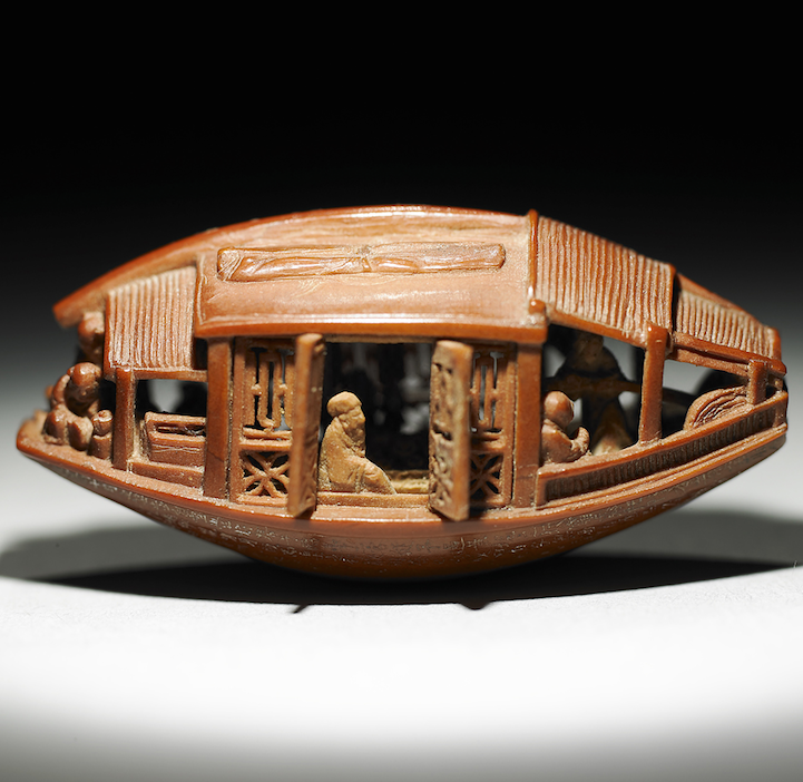 清朝大師巧手雕刻橄欖果核上的一葉輕舟 