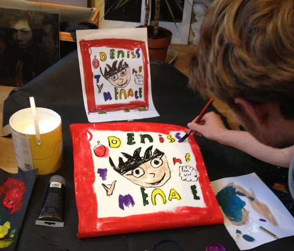 把小朋友認真設計的塗鴉家具實體化