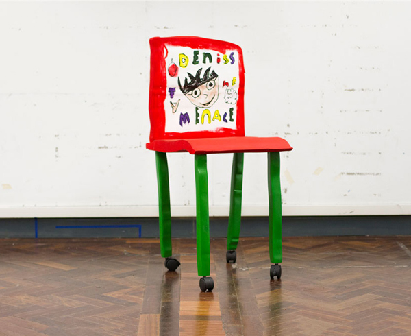 把小朋友認真設計的塗鴉家具實體化