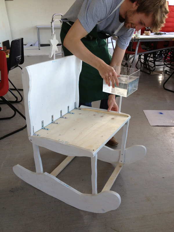 把小朋友認真設計的塗鴉家具實體化