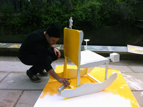 把小朋友認真設計的塗鴉家具實體化