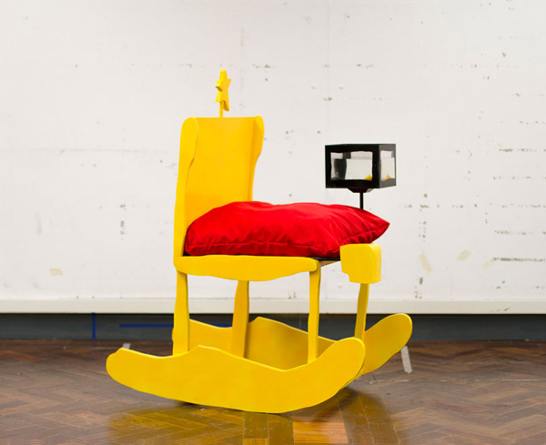 把小朋友認真設計的塗鴉家具實體化