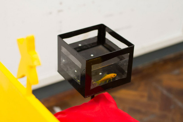 把小朋友認真設計的塗鴉家具實體化