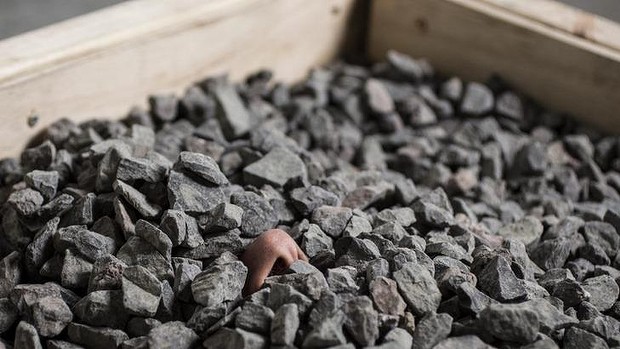 思索監禁的意義 行為藝術家活埋自己