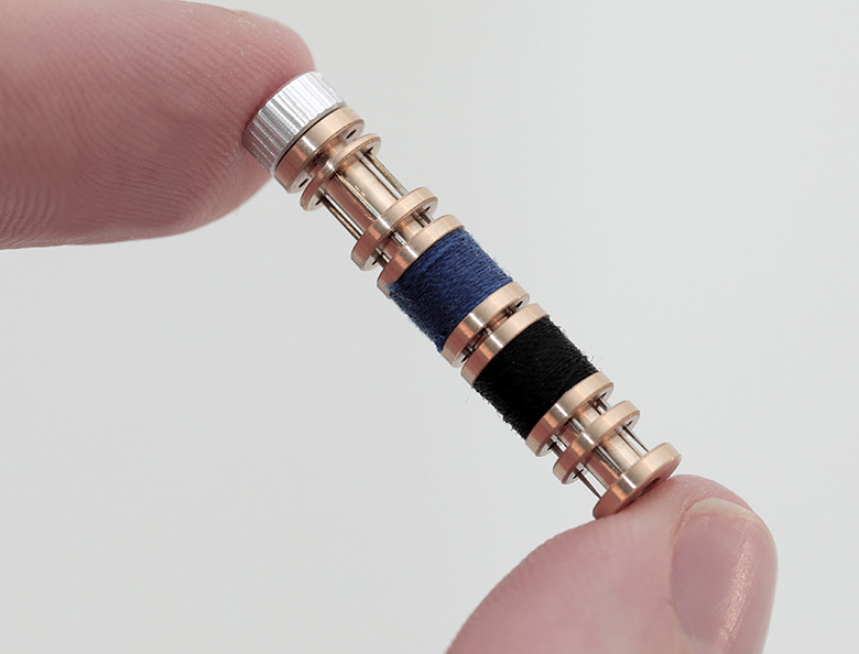 書寫 X 縫紉工具的完美組合，DARTER 迷你原子筆身中還內藏縫紉針線