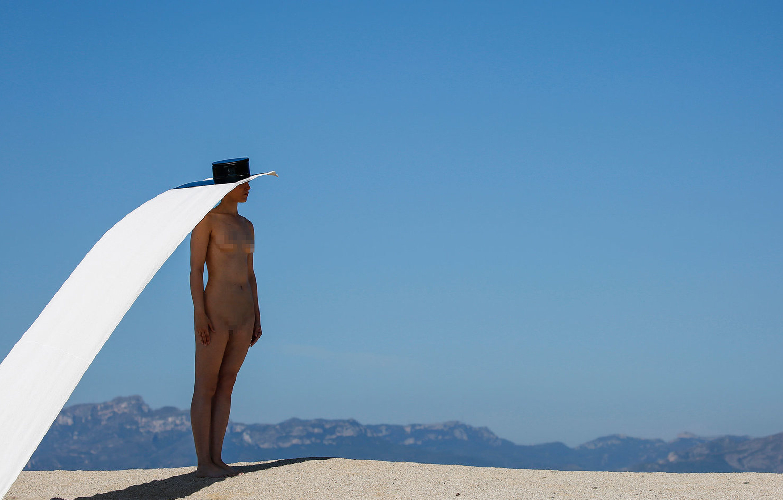 對陽光過敏卻設計泳裝？西班牙藝術家 Siigii 推出一系列服裝，全黑、充氣泳裝就要杜絕紫外線