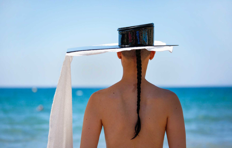 對陽光過敏卻設計泳裝？西班牙藝術家 Siigii 推出一系列服裝，全黑、充氣泳裝就要杜絕紫外線