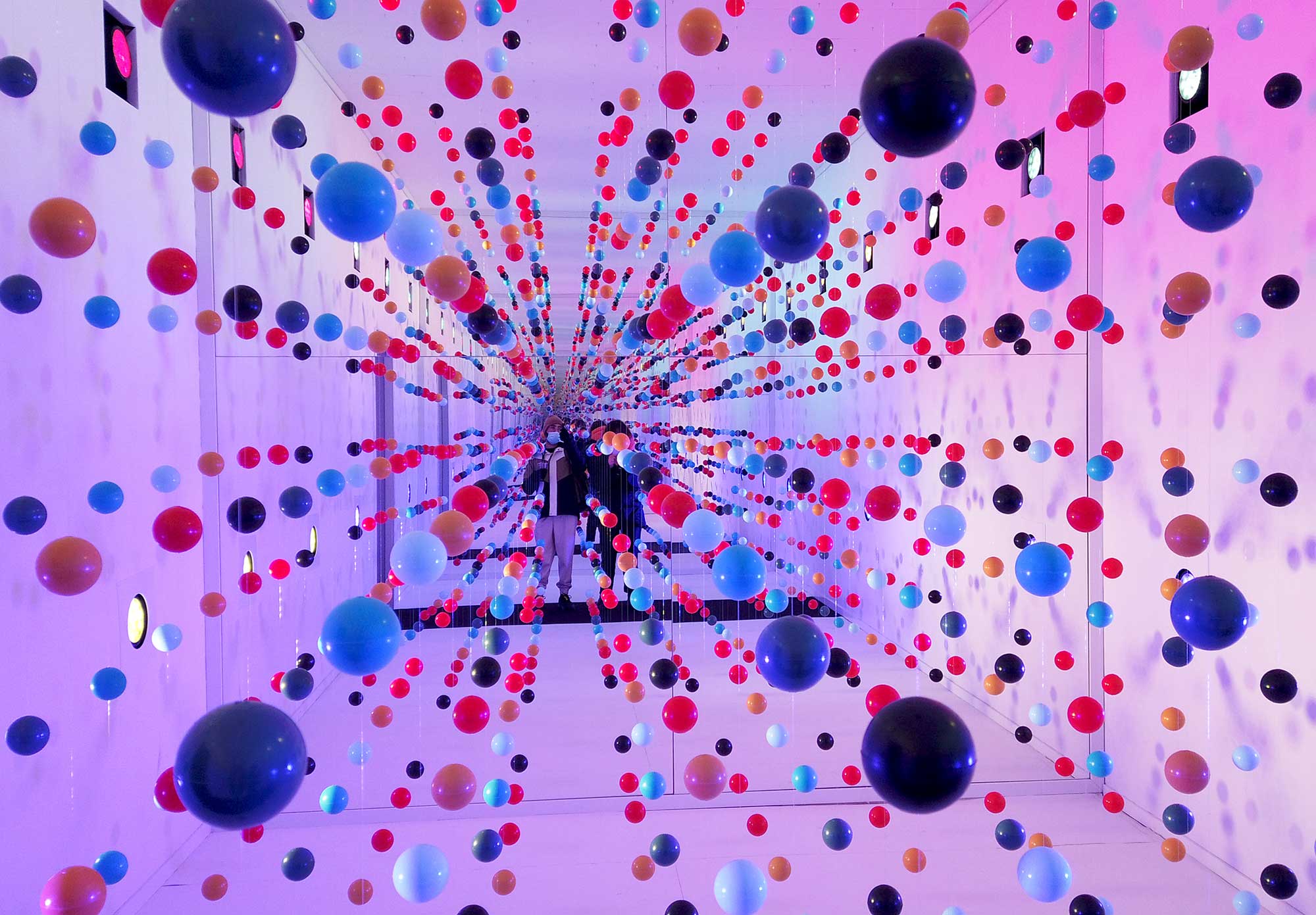 巴黎奇幻氣球裝置!澳洲團隊ENESS打造「邱比特的錦鯉花園」超萌充氣噴泉