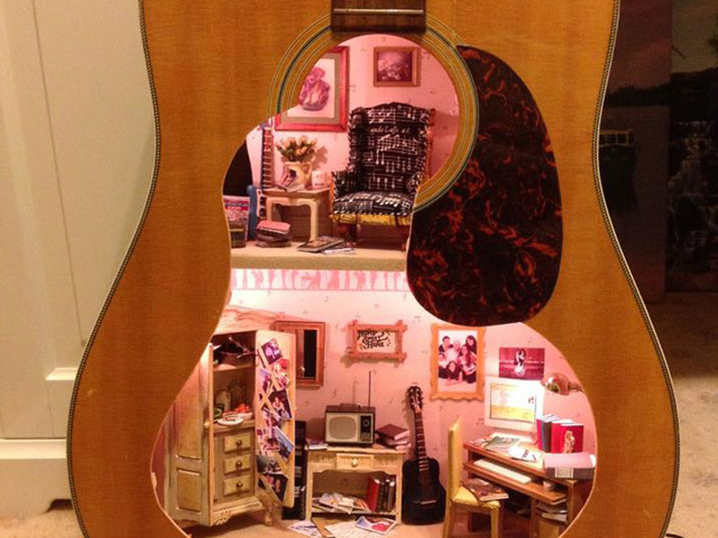 好有愛！手工打造吉他娃娃小屋