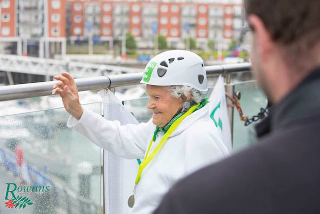 為慈善而降～英國101歲老奶奶打破順繩垂降金氏世界紀錄