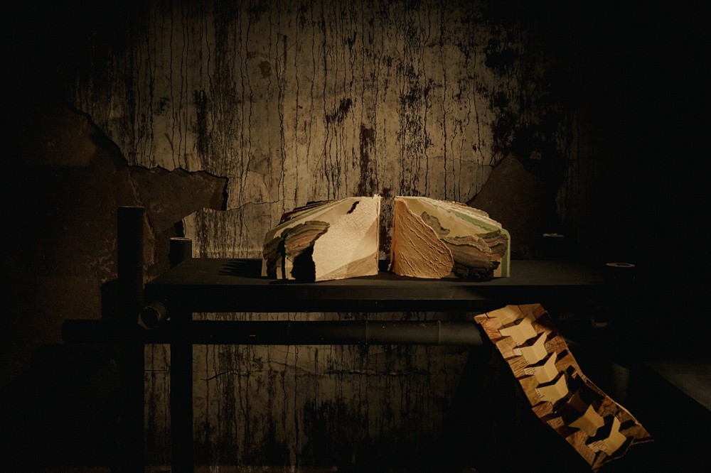 台北觀音蓄水池《獵島計畫》亮點！藍眼淚、化石紙雕等13組作品打造地下奇幻展覽