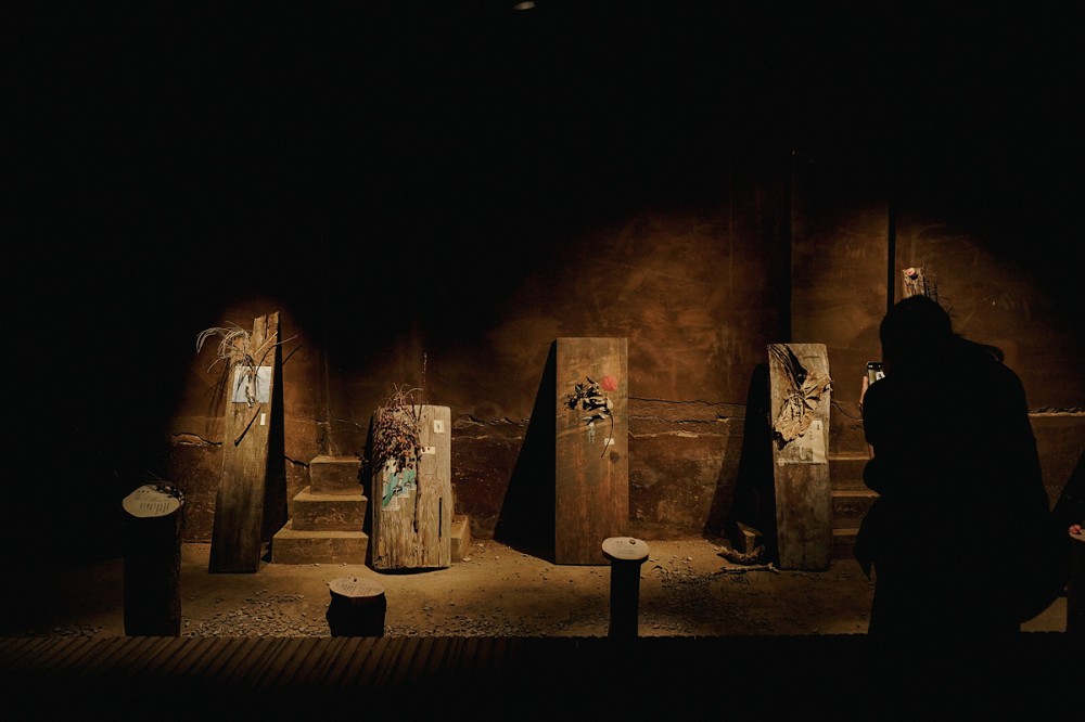 台北觀音蓄水池《獵島計畫》亮點！藍眼淚、化石紙雕等13組作品打造地下奇幻展覽