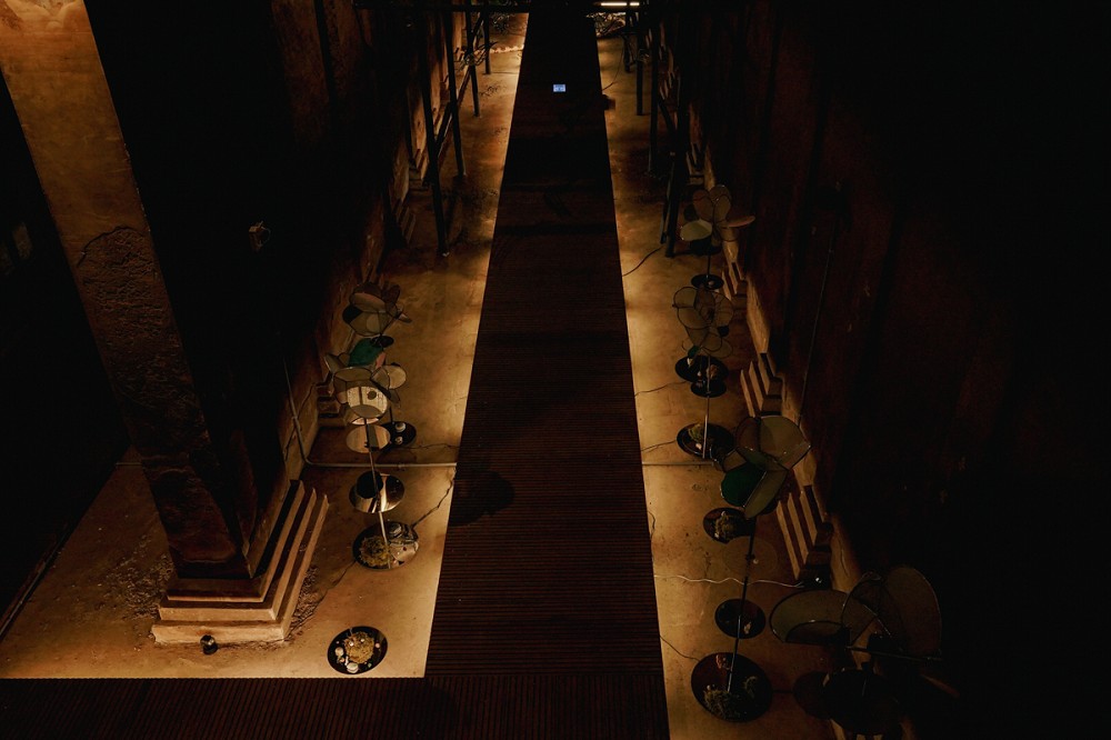 台北觀音蓄水池《獵島計畫》亮點！藍眼淚、化石紙雕等13組作品打造地下奇幻展覽