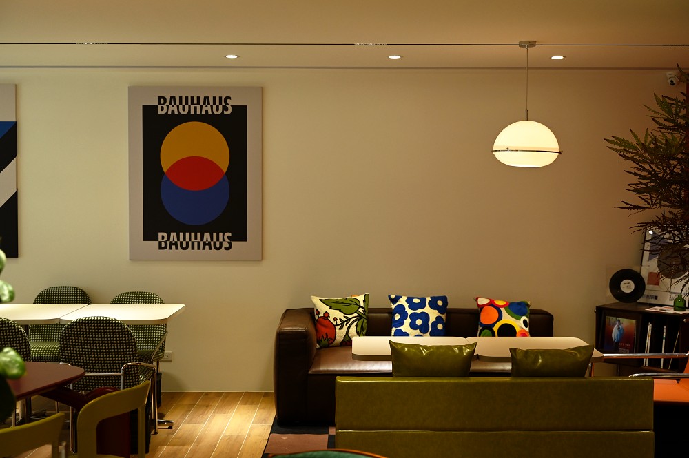 台中「JAI宅勤美店」新開幕!包浩斯空間遇上多巴胺色系家具打造繽紛美食空間