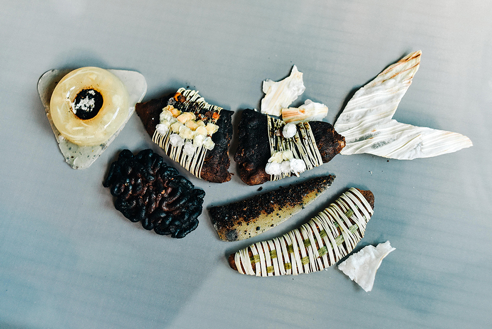 虱目魚魚鱗大變身！「拾鱗計畫」集 5 位台灣創作者以魚鱗入題，創作雨衣、建材等精美工藝作品