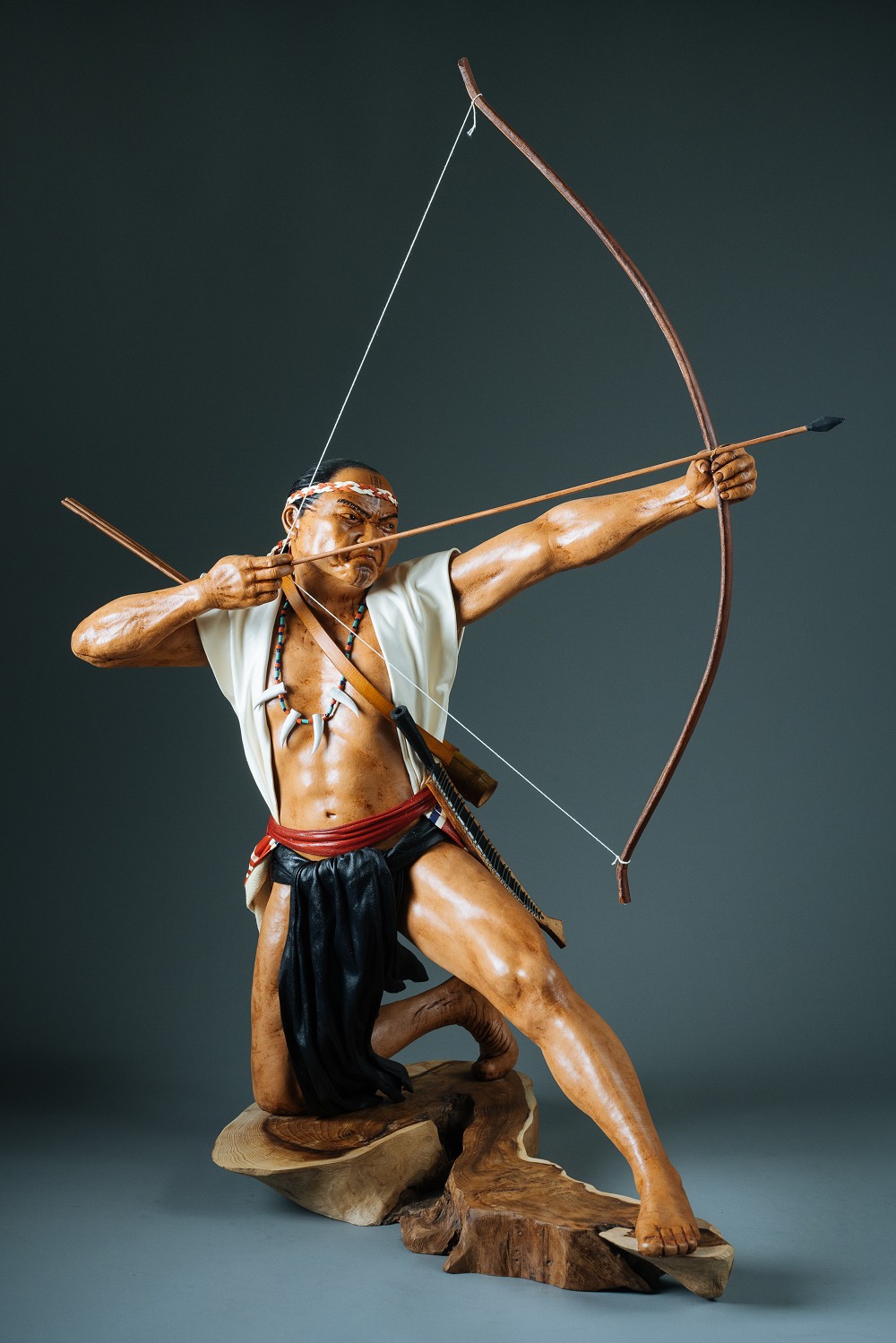 精巧皮雕藝術！台灣藝術家段安國「浮相」用皮革雕塑人偶呈現人生百態