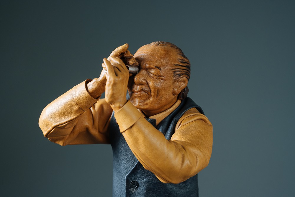 精巧皮雕藝術！台灣藝術家段安國「浮相」用皮革雕塑人偶呈現人生百態