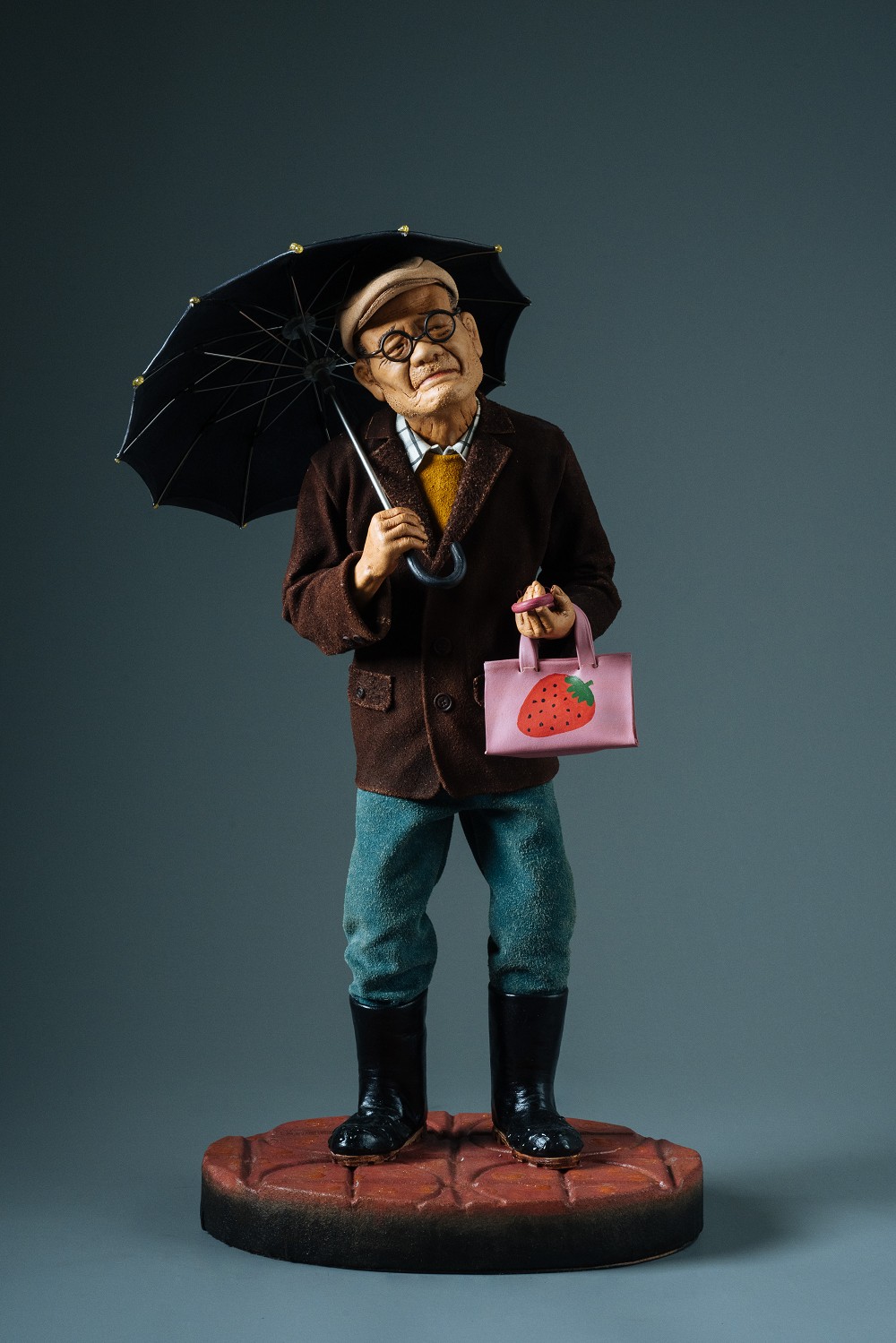 精巧皮雕藝術！台灣藝術家段安國「浮相」用皮革雕塑人偶呈現人生百態