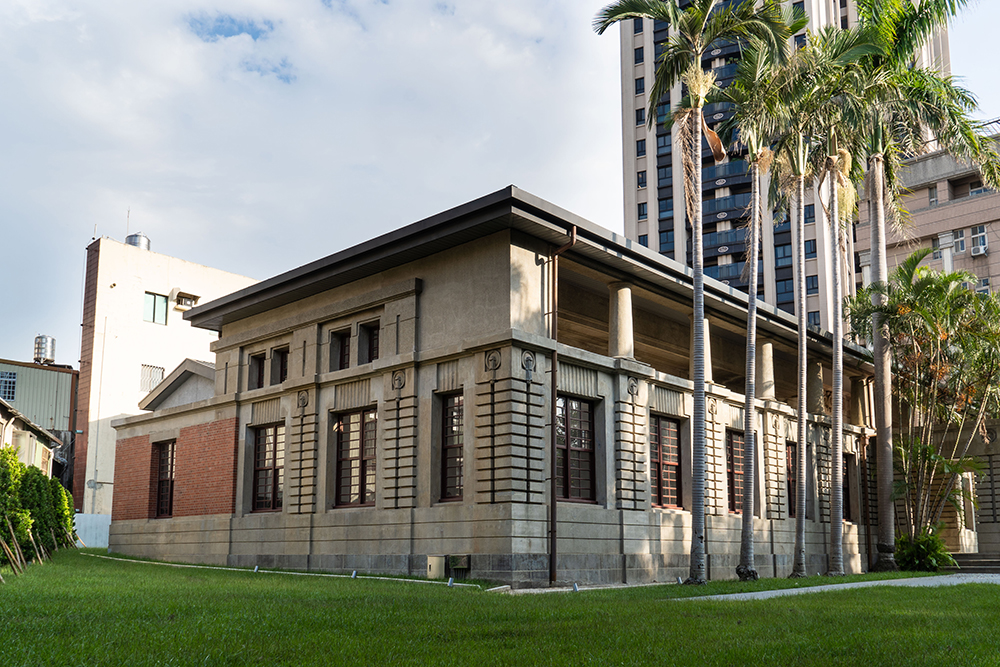 古蹟新竹州圖書館睽違 36 年再開放！3 公尺高書海、光影鏤空海報於經典洗石子建築中亮相