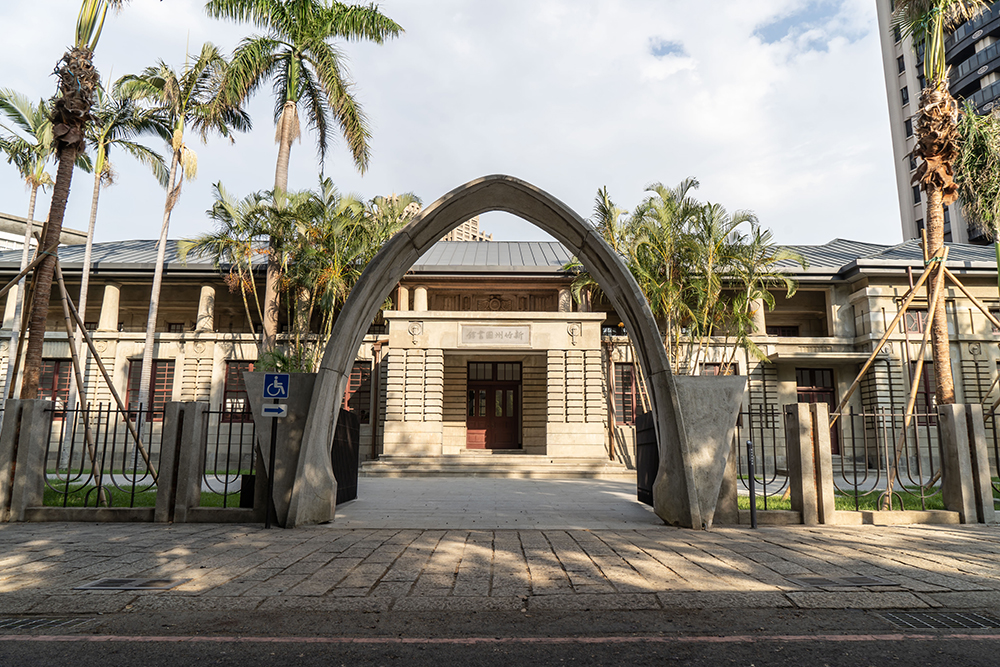 古蹟新竹州圖書館睽違 36 年再開放！3 公尺高書海、光影鏤空海報於經典洗石子建築中亮相