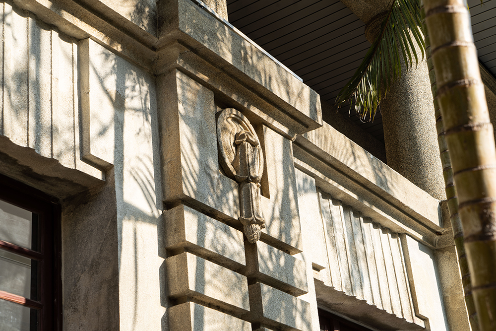 古蹟新竹州圖書館睽違 36 年再開放！3 公尺高書海、光影鏤空海報於經典洗石子建築中亮相