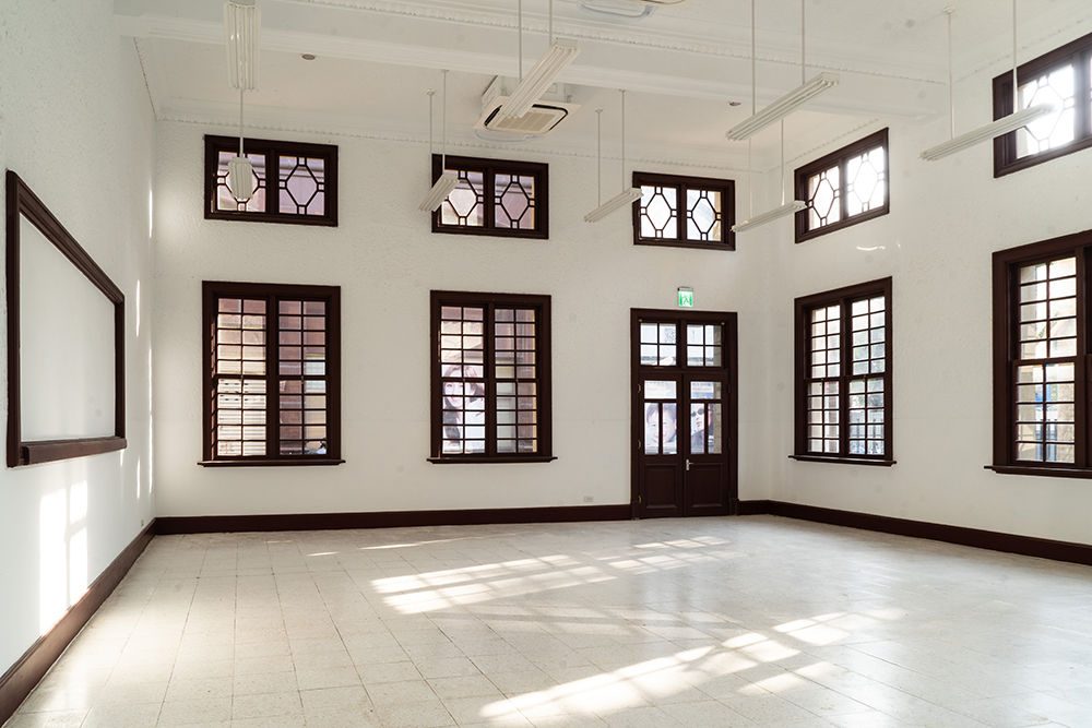 古蹟新竹州圖書館睽違 36 年再開放！3 公尺高書海、光影鏤空海報於經典洗石子建築中亮相