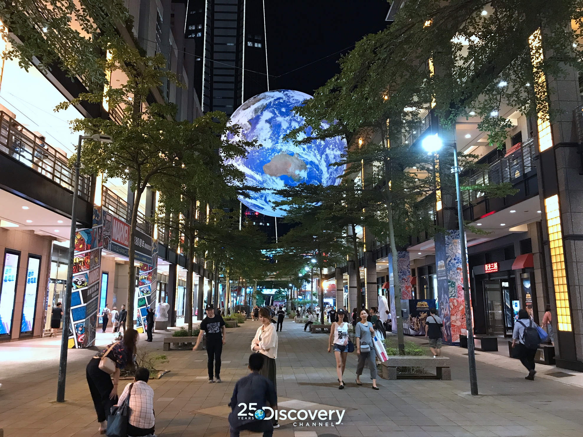 重現阿姆斯壯登月所見的藍色星球「蓋亞」！英國藝術家 Luke Jerram 台北信義區重現 7 米大漂浮地球