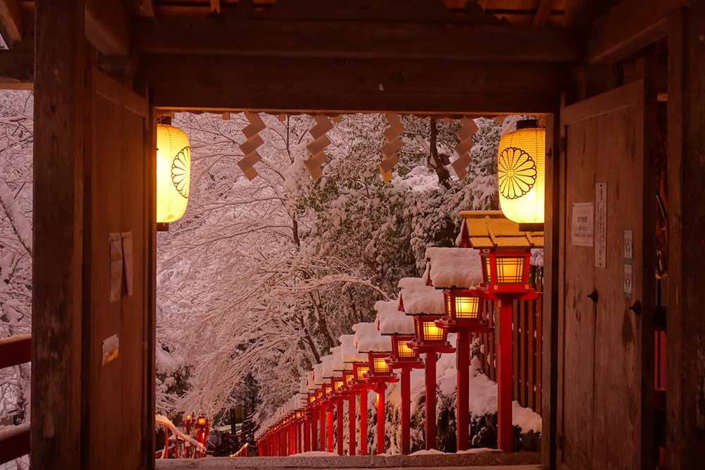被遺忘的冬季京都雪景 貴船神社紅色長夜燈 積雪石階和鳥居成不可多得的絕世美景 大人物
