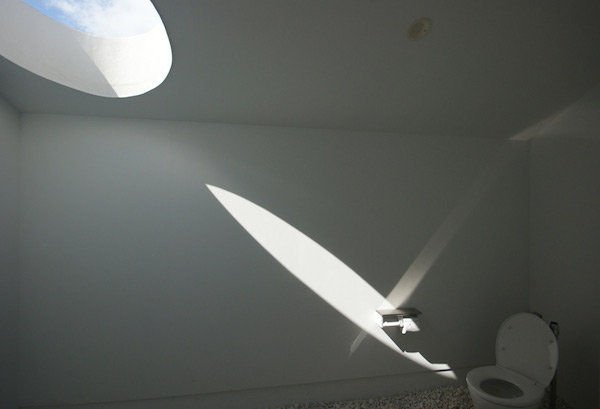 廁所中藏有日晷圖！邊解放邊長知識的日本公廁