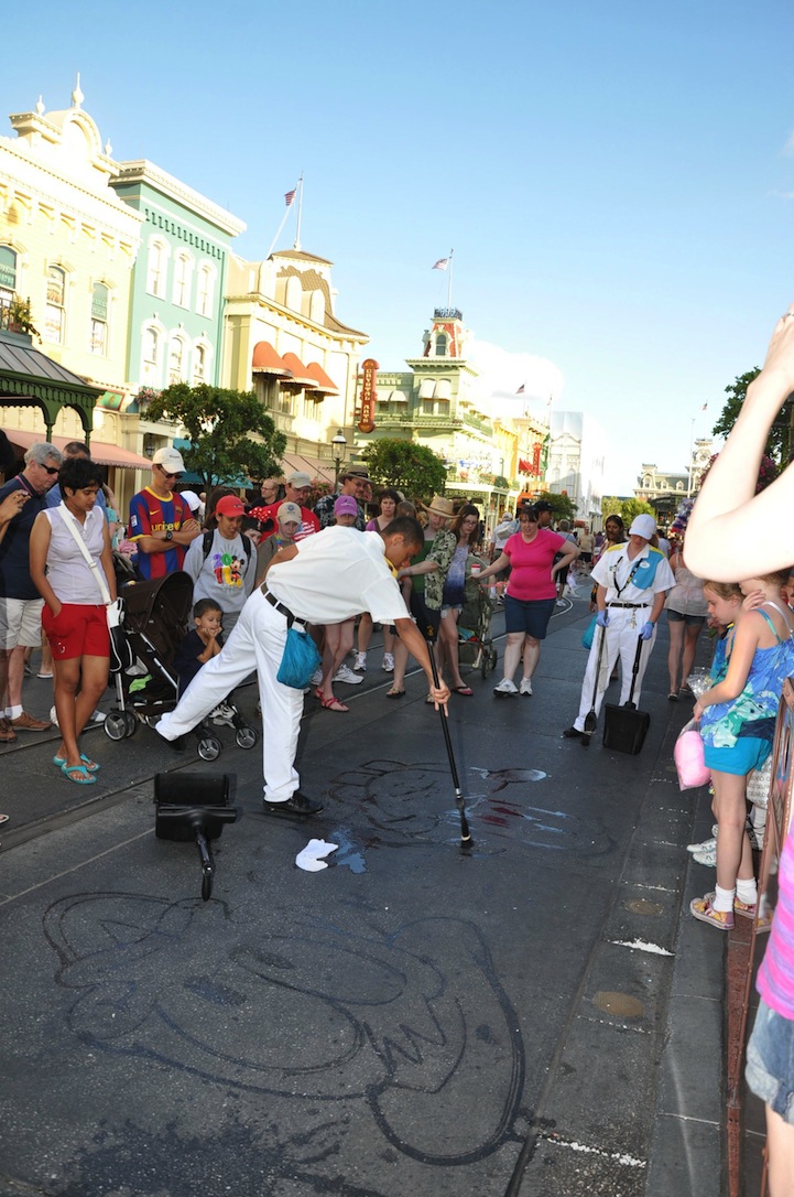 人的互動永遠最溫馨 迪士尼工作人員的水畫塗鴉