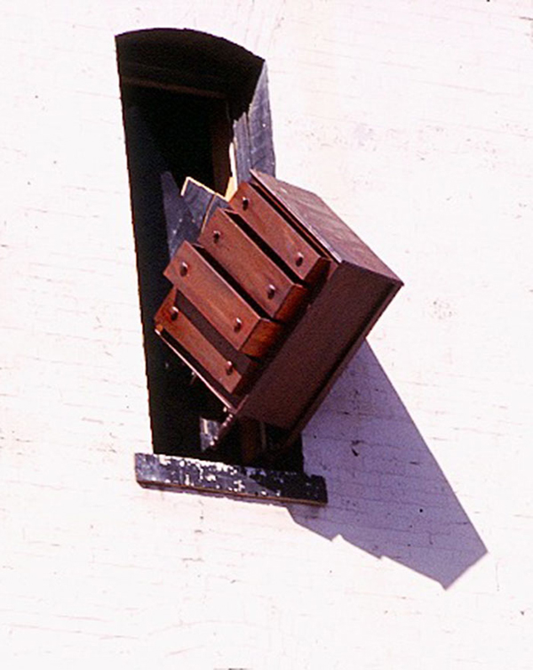 出售中：架設已 17 年的裝置藝術「DEFENESTRATION」