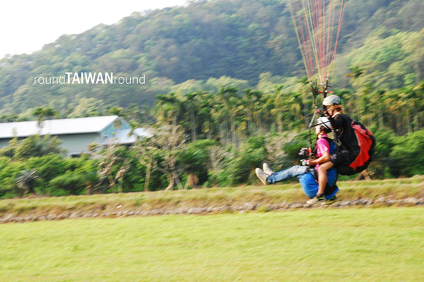 【台灣旅行】在南投起飛！埔里盆地刺激的飛行傘體驗