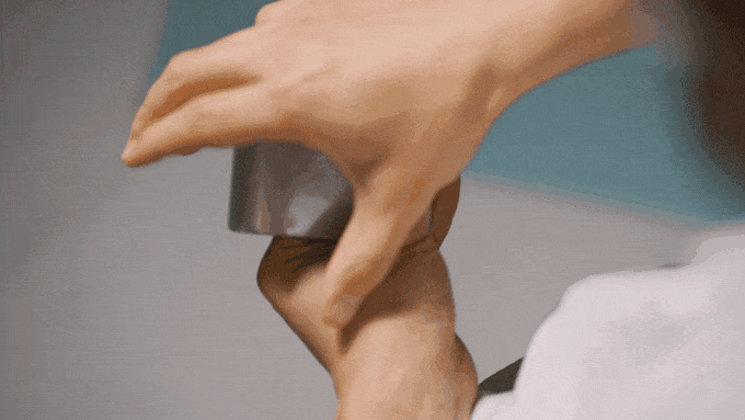 清澈到見底牌！「Aqua Deck透明撲克牌」澄澈水色設計如波紋水面