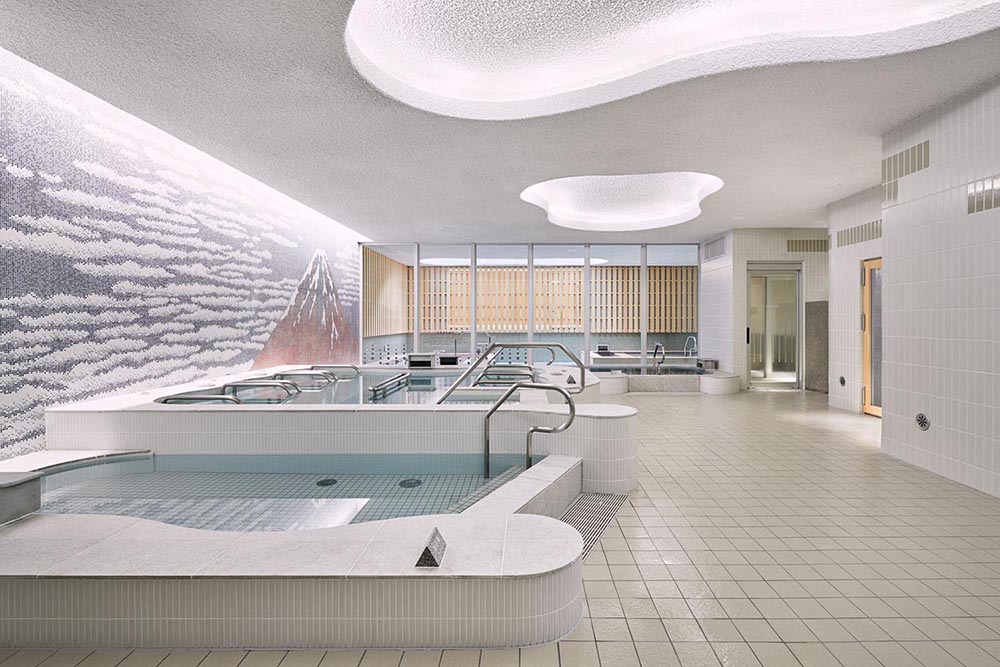 東京「両国湯屋江戸遊」設計感錢湯！銀白色青海波浪花、知名浮世繪躍上壁畫