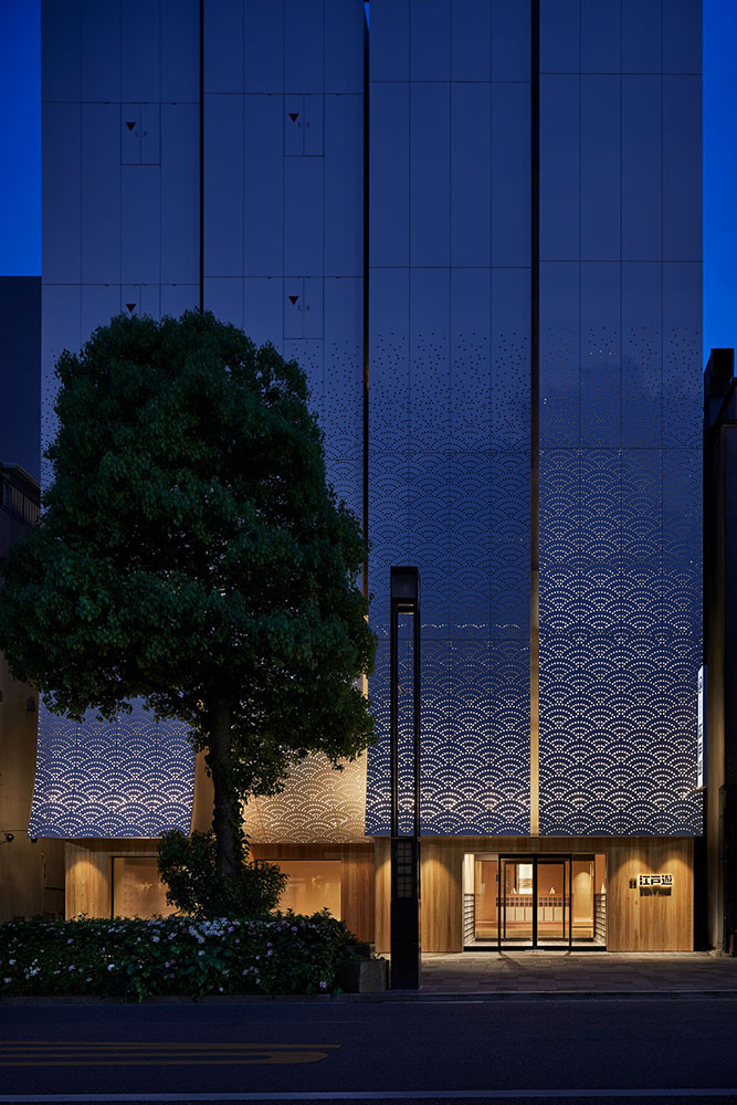 東京「両国湯屋江戸遊」設計感錢湯！銀白色青海波浪花、知名浮世繪躍上壁畫