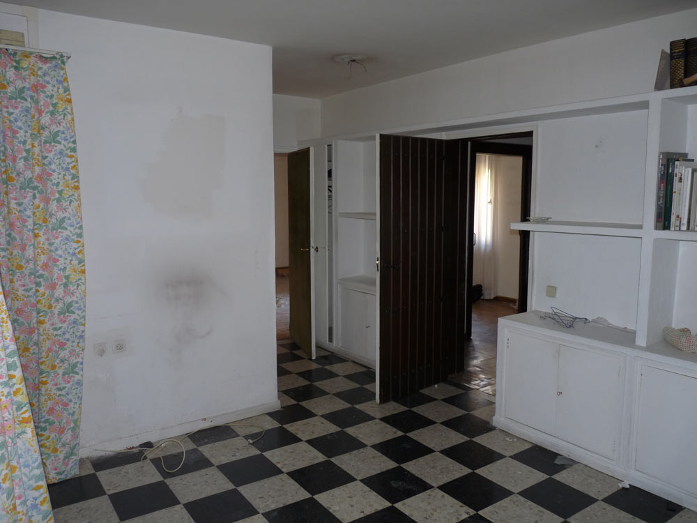 1950 年代的老房子，轉變成窗明几淨的書蟲之家！