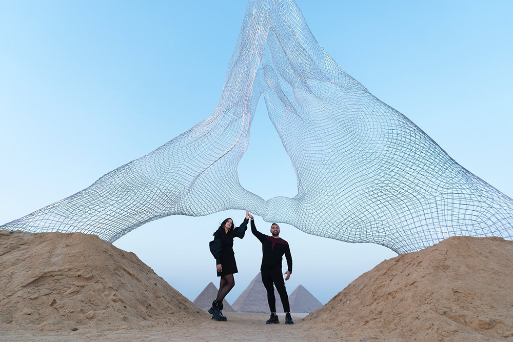 金字塔斷開漂浮！埃及4500年金字塔旁首個當代藝術展《永恆就在此刻》10件藝術裝置亮相