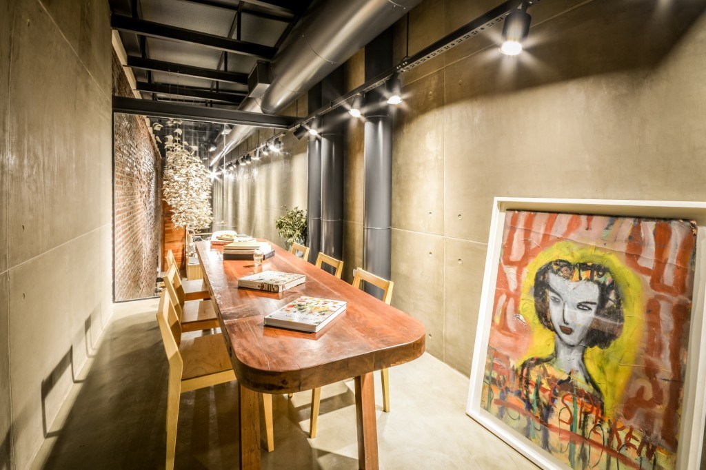 狹長型的空間裝潢再也不太困難，看 El Papagayo 餐廳怎麼做