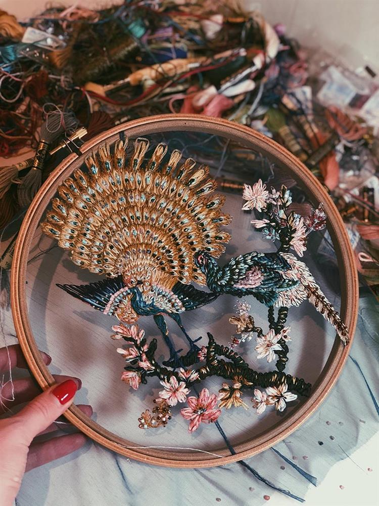 繡框裡的繽紛仙境！藝術家Katerina Marchenko用薄紗繡花展現斑斕世界
