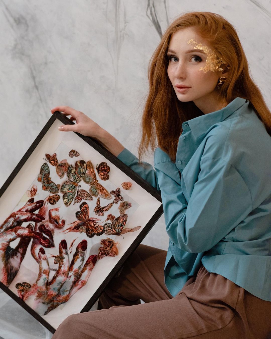 繡框裡的繽紛仙境！藝術家Katerina Marchenko用薄紗繡花展現斑斕世界