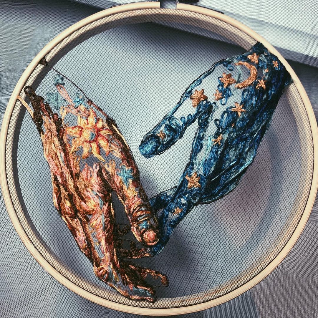 繡框裡的繽紛仙境！藝術家Katerina Marchenko用薄紗繡花展現斑斕世界