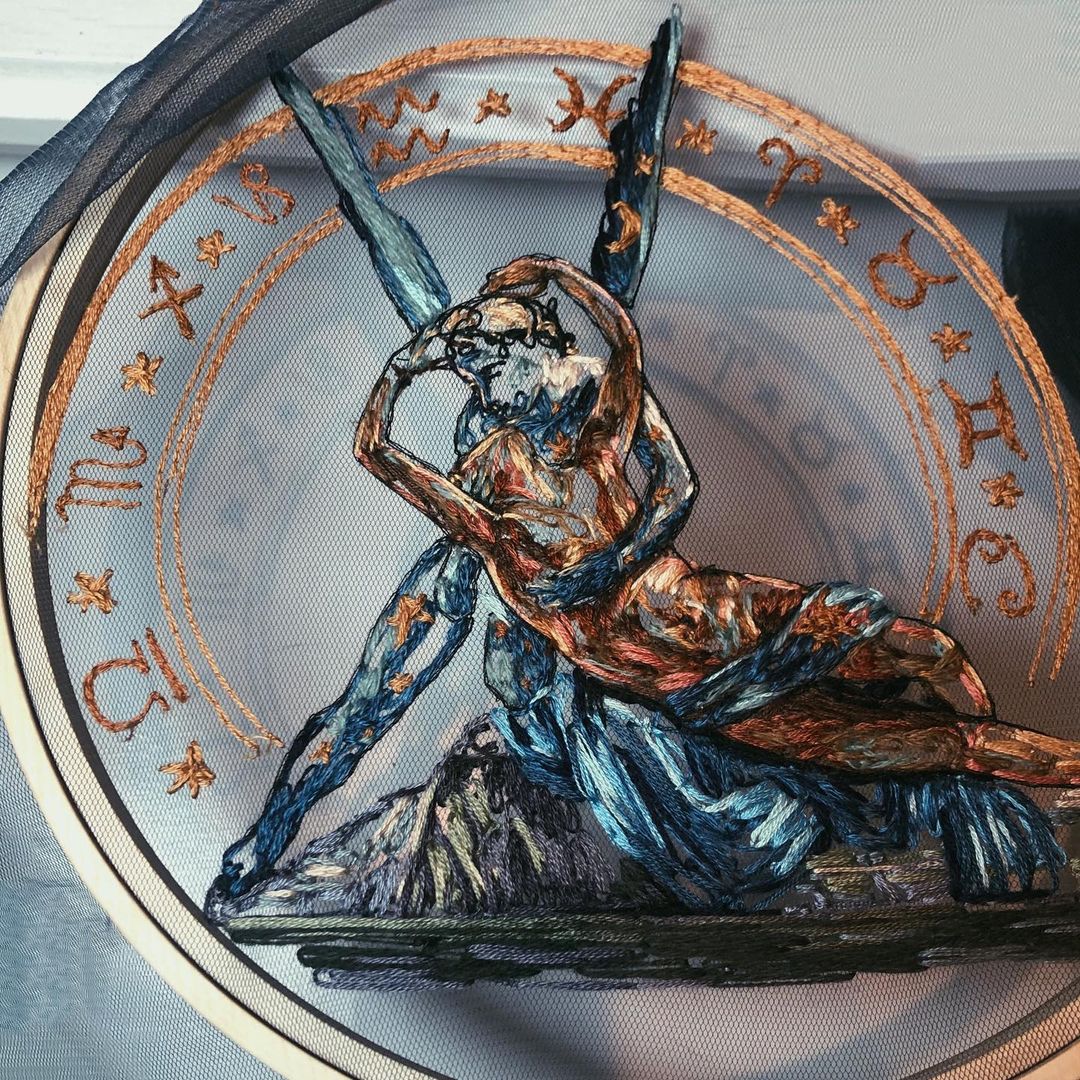 繡框裡的繽紛仙境！藝術家Katerina Marchenko用薄紗繡花展現斑斕世界