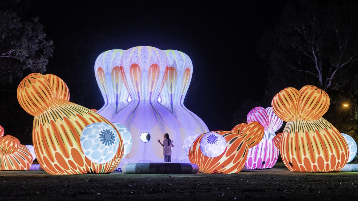 巴黎奇幻氣球裝置！澳洲團隊ENESS打造「邱比特的錦鯉花園」超萌充氣噴泉